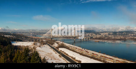 Vue panoramique de Port Mann en traversant la rivière Fraser au cours d'une journée d'hiver ensoleillée. Prises dans le Surrey, Vancouver, Colombie-Britannique, Canada. Banque D'Images