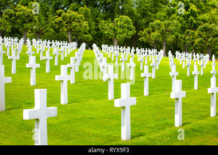 Cimetière militaire avec des croisements sur l'herbe verte debout dans un grand nombre de lignes sur la colline Banque D'Images