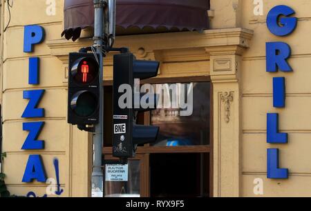 Bucarest, Roumanie - 10 octobre 2018 : un logo de Pizza Grill est affichée sur la face avant d'un fast food restaurant dans le centre-ville de Bucarest, Roumanie. Banque D'Images