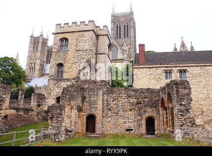 L'Évêque médiéval Palais appartenant à l'English Heritage est dans un cadre historique donnant sur Lincoln City Banque D'Images