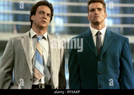 JAMES BELUSHI, Arnold Schwarzenegger, rouge feu, 1988 Banque D'Images