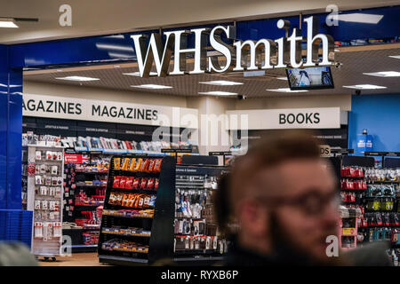 Londres, Royaume-Uni - 05 Février, 2019 : Inconnu homme marche en face de la direction générale de WHSmith à l'aéroport de Londres Luton. WHS est grand détaillant britannique Banque D'Images