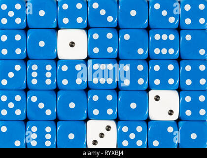 Arrière-plan de l'ordre aléatoire des dés de bleu avec trois cubes blanc Banque D'Images
