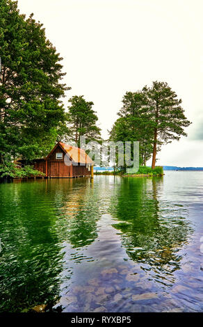 Vieux bateau en bois chambre avec vue sur le lac de Schwerin. Le Mecklembourg-Poméranie-Occidentale, Allemagne Banque D'Images