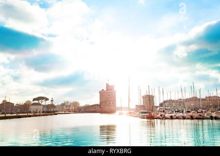 Port en ville au centre-ville de La Rochelle, France avec vue sur la tour de Saint-Nicolas gates Banque D'Images