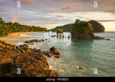 Coucher de soleil vue spectaculaire Paysage spectaculaire Playa Espadilla Beach, littoral de l'océan Pacifique Paradis tropical Manuel Antonio National Park Costa Rica Banque D'Images