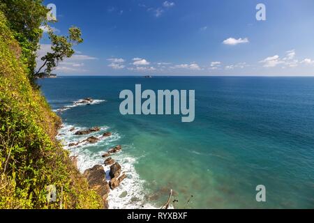 Paysage panoramique vue sur océan Pacifique côte, du Sendero Punta Catedral Sentier de randonnée dans le Parc National Manuel Antonio, Costa Rica Banque D'Images