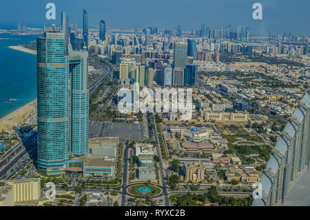 Bird's Eye et vue aérienne de la ville d'Abu Dhabi à partir de la plate-forme d'observation à Etihad towers Banque D'Images