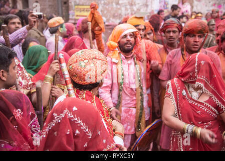 Barsana,people,homme,femme,asseble,sur route,avec des bâtonnets de bois,de célébrer Holi festival ,,comme,rituel par des femmes,comme Gopinis,battre les hommes Gopis,defendin Banque D'Images