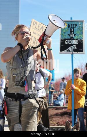 Les jeunes et les supporters se sont réunis au climat mondial grève manifestation à Eugene, Oregon, USA. Banque D'Images