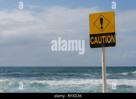 Signe d'avertissement de couleur jaune à la plage en raison de conditions de surf difficiles Banque D'Images