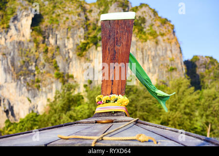 (Selective focus) vue rapprochée d'un magnifique bateau "long tail et roche calcaire floue montagnes en arrière-plan. Banque D'Images