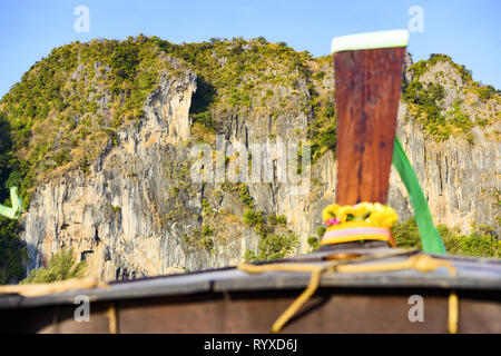 (Selective focus) vue imprenable sur certaines montagnes calcaires entourant la magnifique baie de Maya. Banque D'Images