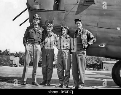 Les photographies et les souvenirs personnels de combats américains pendant la Seconde Guerre mondiale. B-24 Liberator équipages de bombardiers lourds et de guêpes(Women's Air Force pilotes de Service). Banque D'Images