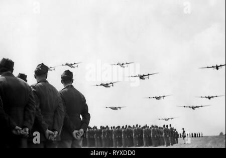 Les photographies et les souvenirs personnels de combats américains pendant la Seconde Guerre mondiale. B-24 Liberator bombardier lourd flyover parade. Banque D'Images