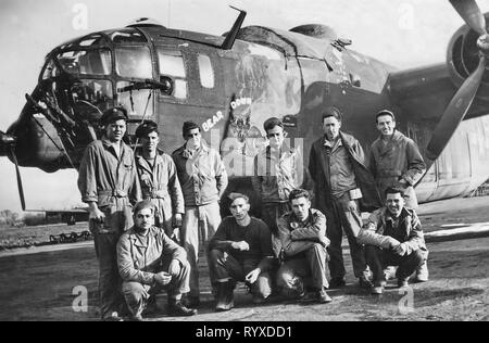 Les photographies et les souvenirs personnels de combats américains pendant la Seconde Guerre mondiale. B-25 Mitchell équipage bombardier moyen et le nez de l'art. Banque D'Images