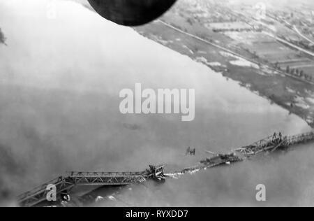 Les photographies et les souvenirs personnels de combats américains pendant la Seconde Guerre mondiale. Des bombardiers B-17 Flying Fortress de l'évaluation des dommages de l'antenne de la photographie. Banque D'Images