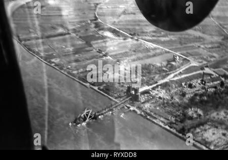 Les photographies et les souvenirs personnels de combats américains pendant la Seconde Guerre mondiale. Des bombardiers B-17 Flying Fortress de l'évaluation des dommages de l'antenne de la photographie. Banque D'Images