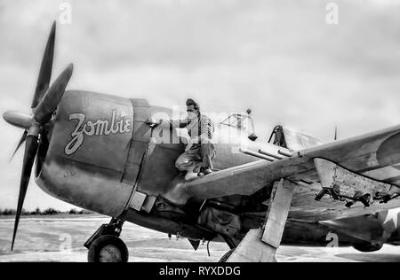 Les photographies et les souvenirs personnels de combats américains pendant la Seconde Guerre mondiale. P-47 Thunderbolt fighter le personnel au sol et le nez de l'art. Banque D'Images