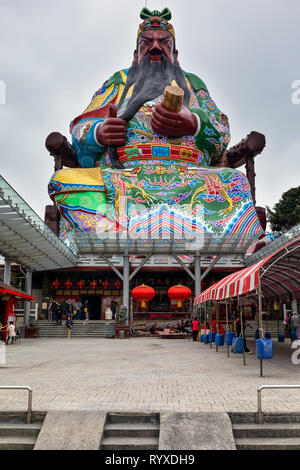 Une statue géante de Guan Gong (Kuan Kung), le dieu de la guerre, à Shanghai (Pu-tien) Temple de Hsinchu, Taïwan. Banque D'Images