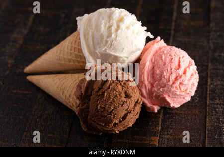 Trois saveurs classiques de glace sur une table en bois Banque D'Images