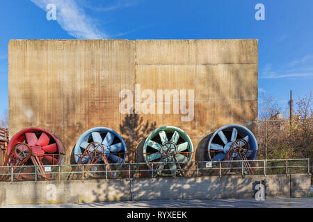 Duisburg - Vue de ventilateurs industriels rusty en couleurs rouge, bleu, vert au Landschaftspark Duisburg-Meiderich, Rhénanie du Nord-Westphalie, Allemagne, du Banque D'Images