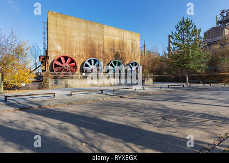 Duisburg - Vue de ventilateurs industriels rusty en couleurs rouge, bleu, vert au Landschaftspark Duisburg-Meiderich, Rhénanie du Nord-Westphalie, Allemagne, du Banque D'Images