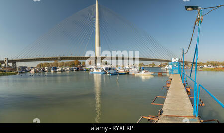 Belgrade - Panorama de l'Ada, qui est un pont à haubans sur la rivière Sava, Belgrade, Serbie, 08.11.2018 Banque D'Images