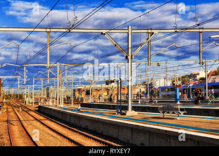 La gare de Redfern plates-formes en plus de Sydney avec navetteurs quotidiens et de la ville d'embarquement et aligting les visiteurs de la plate-forme ouverte sur l'UEDN Banque D'Images