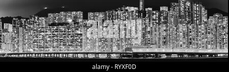 Fenêtres éclairées de mur sans fin de vie maisons et chambres d'hôtel à Hong Kong city sur les rives du port de Victoria la nuit dans large Banque D'Images