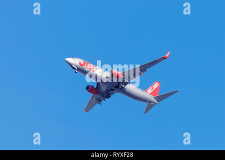 Un Boeing 737 exploité par Jet2 lors de l'approche finale de l'aéroport international de Leeds Bradford Banque D'Images