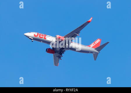 Un Boeing 737 exploité par Jet2 lors de l'approche finale de l'aéroport international de Leeds Bradford Banque D'Images