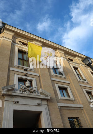 Waving Flag de l'Etat pontifical du Vatican avec le symbole des deux clefs croisées au-dessus de la porte Banque D'Images