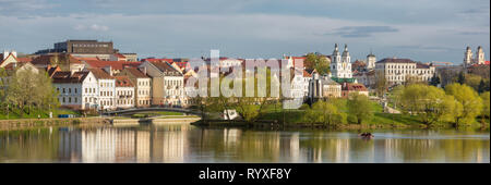 Voir à l'Île des larmes, Pradmestse Traetskae memorial (banlieue de la Trinité) et la haute-ville de Minsk, Biélorussie. La ville de Minsk, Bélarus au printemps. Banque D'Images