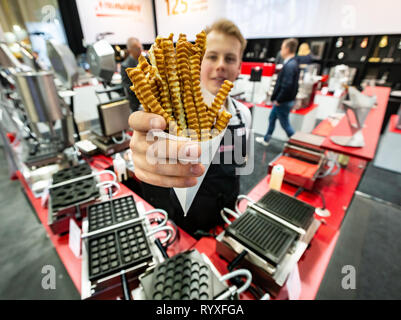 Hambourg, Allemagne. Mar 15, 2019. Un employé de la société Neumärker Internorga présente à la foire de la gastronomie et de l'hôtellerie dans les salles d'exposition Hambourg. Waffel-Pommes Cette année, les principaux thèmes sont 'snacking', restaurants d'entreprise commune et la gastronomie. À partir de la 15e à la 19e. Autour de 95000 visiteurs professionnels sont attendus en mars 2019. Credit : Ulrich Perrey/dpa/Alamy Live News Banque D'Images