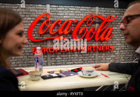 Hambourg, Allemagne. Mar 15, 2019. La marque Coca Cola se présente à la foire à la gastronomie et l'hôtel Internorga Hamburg dans les salles d'exposition. Cette année, les principaux thèmes sont 'snacking', restaurants d'entreprise commune et la gastronomie. À partir de la 15e à la 19e. Autour de 95000 visiteurs professionnels sont attendus en mars 2019. Credit : Ulrich Perrey/dpa/Alamy Live News Banque D'Images
