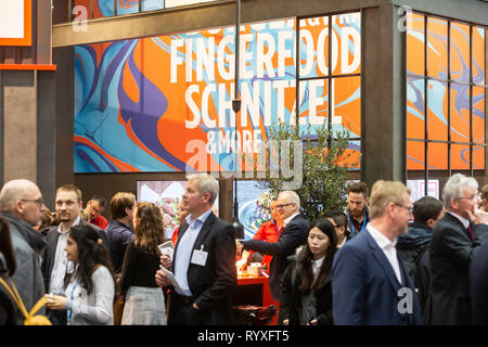 Hambourg, Allemagne. Mar 15, 2019. De nombreux visiteurs se pressent entre les stands au salon Internorga pour la gastronomie et l'hôtellerie dans les salles d'expositions de Hambourg. Cette année, les principaux thèmes sont 'snacking', restaurants d'entreprise commune et la gastronomie. À partir de la 15e à la 19e. Autour de 95000 visiteurs professionnels sont attendus en mars 2019. Credit : Ulrich Perrey/dpa/Alamy Live News Banque D'Images