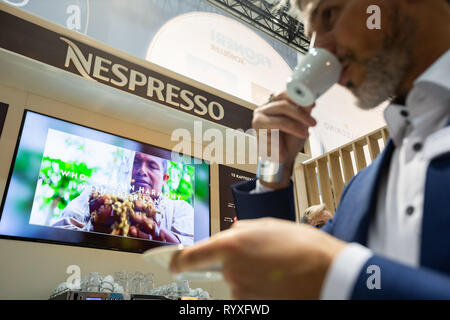 Hambourg, Allemagne. Mar 15, 2019. La marque Nespresso se présente au salon Internorga pour la gastronomie et l'hôtellerie dans l'exposition de Hambourg. Cette année, les principaux thèmes sont 'snacking', restaurants d'entreprise commune et la gastronomie. À partir de la 15e à la 19e. Autour de 95000 visiteurs professionnels sont attendus en mars 2019. Credit : Ulrich Perrey/dpa/Alamy Live News Banque D'Images