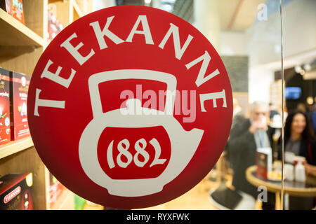 Hambourg, Allemagne. Mar 15, 2019. TheTeekanne marque est présentée à l'Internorga salon de la gastronomie et l'hôtellerie dans les salles d'expositions de Hambourg. Cette année, les principaux thèmes sont 'snacking', restaurants d'entreprise commune et la gastronomie. À partir de la 15e à la 19e. Autour de 95000 visiteurs professionnels sont attendus en mars 2019. Credit : Ulrich Perrey/dpa/Alamy Live News Banque D'Images