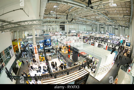 Hambourg, Allemagne. Mar 15, 2019. De nombreux visiteurs se pressent entre les stands au salon Internorga pour la gastronomie et l'hôtellerie dans les salles d'expositions de Hambourg. Cette année, les principaux thèmes sont 'snacking', restaurants d'entreprise commune et la gastronomie. À partir de la 15e à la 19e. Autour de 95000 visiteurs professionnels sont attendus en mars 2019. Credit : Ulrich Perrey/dpa/Alamy Live News Banque D'Images