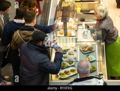 Hambourg, Allemagne. Mar 15, 2019. Visiteurs se pressent autour d'un stand au salon Internorga pour la gastronomie et l'hôtellerie dans les salles d'expositions de Hambourg. Cette année, les principaux thèmes sont 'snacking', restaurants d'entreprise commune et la gastronomie. À partir de la 15e à la 19e. Autour de 95000 visiteurs professionnels sont attendus en mars 2019. Credit : Ulrich Perrey/dpa/Alamy Live News Banque D'Images