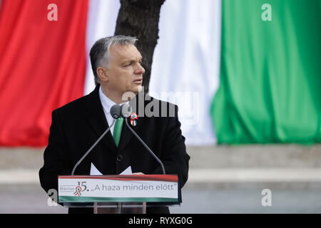 Budapest, Hongrie. Mar 15, 2019. Le Premier ministre hongrois, Viktor Orban, parle à l'occasion de la Journée nationale de la Hongrie à Budapest, Hongrie, le 15 mars 2019. Le Premier ministre hongrois, Viktor Orban, a parlé de l'importance de la liberté pour les pays européens et les peuples, et d'une longue et profonde amitié entre son pays et la Pologne, dans son discours prononcé à l'occasion de la Journée nationale de la Hongrie ici vendredi. Credit : Attila Volgyi/Xinhua/Alamy Live News Banque D'Images