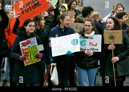 Het Plein, La Haye, Pays-Bas. 15 mars, 2019. Les enfants de l'école néerlandaise protester clement changer dans le cadre de la no FridayForFuture mouvement. L'initiative a commencé en août 2018, lorsqu'une 15-year-old Greta Thunberg assis devant son parlement en Suède tous les jours d'école pendant trois semaines, et a affiché son protestation personnelle en ligne. Le jeudi 14 mars 2019, elle a été nommée par trois députés norvégiens pour cette année, le prix Nobel de la paix. Si elle était de gagner, ce qui font d'elle la plus jeune récipiendaire depuis Malala Yousafzai, qui a 17 ans. Charles M. Vella/Alamy Live News Banque D'Images