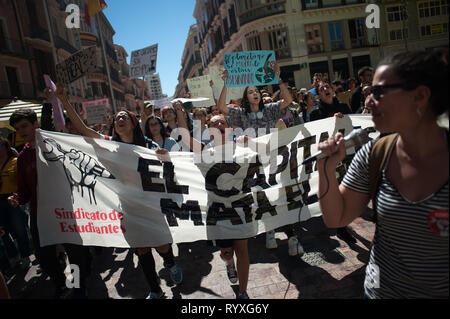 Malaga, Malaga, Espagne. Mar 15, 2019. Les élèves vu marchant portant une grande bannière qui dit ''Le capitalisme tue la planète'' pendant la manifestation.Sous le slogan "Urgence climatique'', des milliers de personnes protestent contre le changement climatique et le réchauffement au cours de la grève des étudiants en général. Le mouvement international "vendredi pour avenir", dirigé par les jeunes Suédois étudiant activiste écologiste et Greta Thunberg, la demande d'urgence des mesures pour lutter contre le changement climatique. Credit : Jésus Merida/SOPA Images/ZUMA/Alamy Fil Live News Banque D'Images