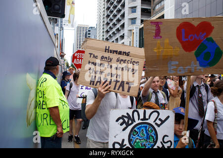 Vu les manifestants tenant des pancartes pendant la manifestation. L'école et les étudiants universitaires, enseignants, parents et autres manifestants ont défilé de la Queen's Gardens à Queensland PARLEMENT Chambre prenant part à la grève de l'école 4 climat de protestation ou de mars. Ils appellent à l'action du gouvernement sur la politique en matière de changement climatique. L'Australie. Banque D'Images