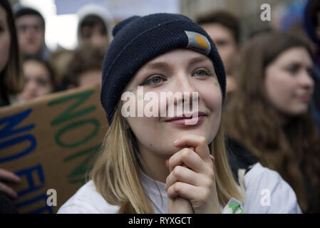 Varsovie, Mazowieckie, Pologne. Mar 15, 2019. Un étudiant vu sourire pendant la grève de masse à Varsovie. Des milliers d'étudiants et élèves sautent des cours et ont défilé à Varsovie pour protester contre le changement climatique. Les élèves exiger une action de la classe politique et les adultes dans la question du réchauffement climatique. Manifestations étaient prévues dans plus de 100 pays sous le nom de la Terre mouvement de grève. Credit : Attila Husejnow SOPA/Images/ZUMA/Alamy Fil Live News Banque D'Images