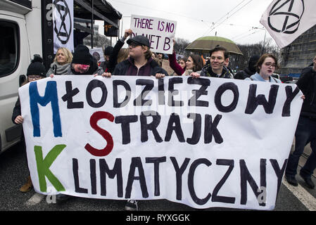 Varsovie, Mazowieckie, Pologne. Mar 15, 2019. Vu les étudiants titulaires d'une grande bannière pendant la grève de masse à Varsovie. Des milliers d'étudiants et élèves sautent des cours et ont défilé à Varsovie pour protester contre le changement climatique. Les élèves exiger une action de la classe politique et les adultes dans la question du réchauffement climatique. Manifestations étaient prévues dans plus de 100 pays sous le nom de la Terre mouvement de grève. Credit : Attila Husejnow SOPA/Images/ZUMA/Alamy Fil Live News Banque D'Images