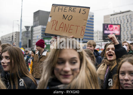 Varsovie, Mazowieckie, Pologne. Mar 15, 2019. Un étudiant vu holding a placard pendant la grève de masse à Varsovie. Des milliers d'étudiants et élèves sautent des cours et ont défilé à Varsovie pour protester contre le changement climatique. Les élèves exiger une action de la classe politique et les adultes dans la question du réchauffement climatique. Manifestations étaient prévues dans plus de 100 pays sous le nom de la Terre mouvement de grève. Credit : Attila Husejnow SOPA/Images/ZUMA/Alamy Fil Live News Banque D'Images