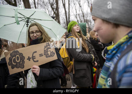 Varsovie, Mazowieckie, Pologne. Mar 15, 2019. Un étudiant vu holding a placard pendant la grève de masse à Varsovie. Des milliers d'étudiants et élèves sautent des cours et ont défilé à Varsovie pour protester contre le changement climatique. Les élèves exiger une action de la classe politique et les adultes dans la question du réchauffement climatique. Manifestations étaient prévues dans plus de 100 pays sous le nom de la Terre mouvement de grève. Credit : Attila Husejnow SOPA/Images/ZUMA/Alamy Fil Live News Banque D'Images