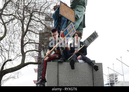 Londres, Royaume-Uni. Mar 15, 2019. Grève de l'ambiance de l'école le 15 mars 2019, Londres, la place du Parlement : le climat suédois Thunberg Greta activiste inspiré élèves britanniques pour protester contre le changement climatique aujourd'hui en sortant de l'école. Les étudiants demandent au gouvernement de prendre des mesures sur le réchauffement climatique. Crédit : Thomas Krych/Alamy Live News Banque D'Images